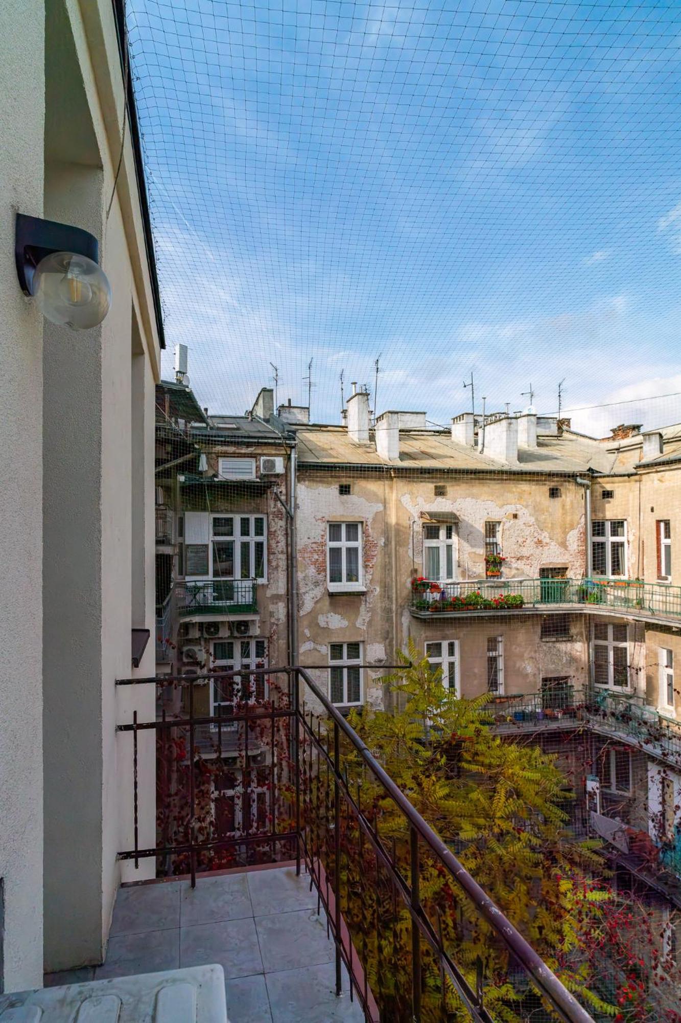 Apartament Wrzesinska - Balcony, Workspace, Location - By Rentujemy